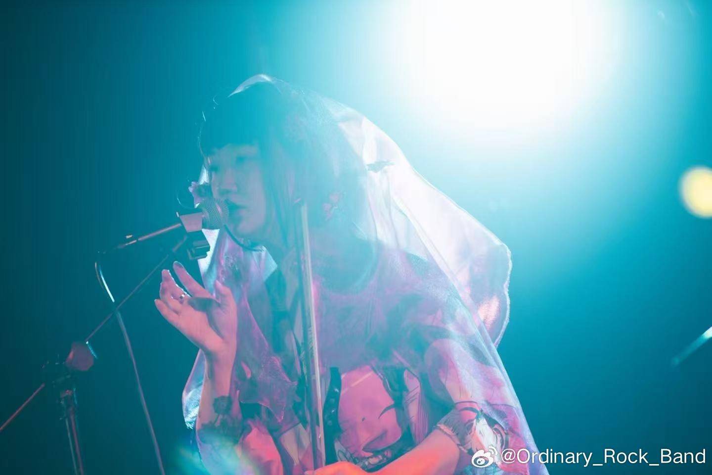 一乐队主唱被剧院电动座椅架挤压离世 有市民称该场馆内座椅系一体化设计，可折叠收上墙