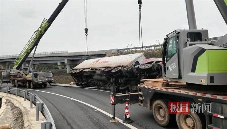 “扶正一下”收两万?天价救援费岂能强买强卖