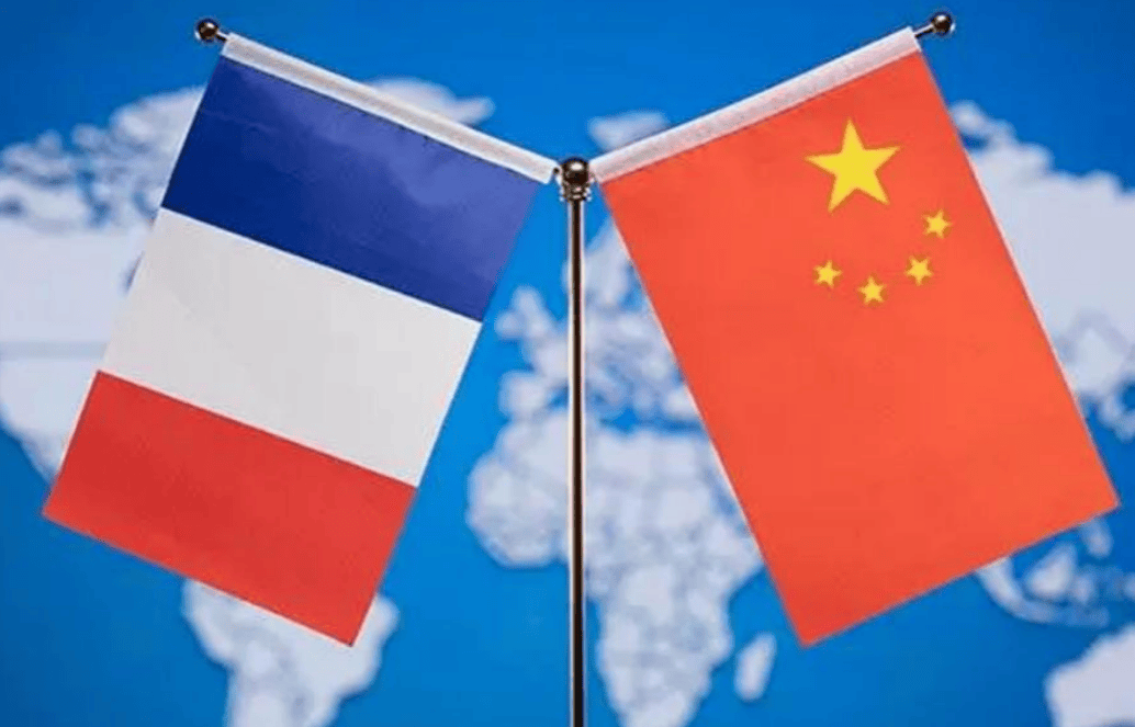 马克龙携超豪华阵容访华,中方选择隆重接待,王毅外长衣着有讲究!