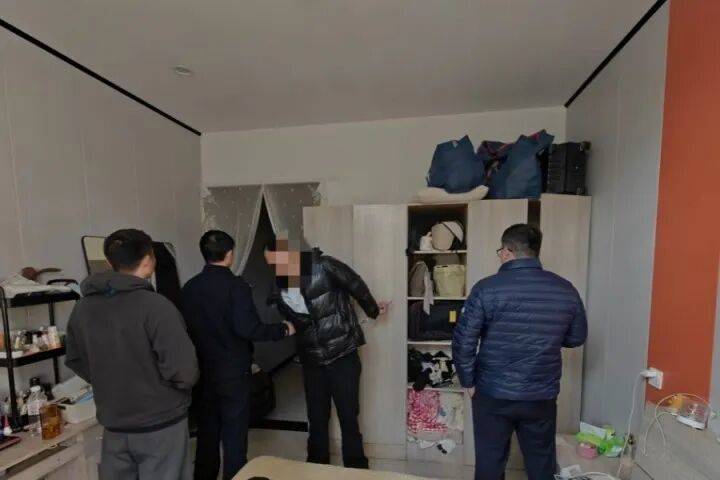 男子包了13140元的现金花束，结果女友报警了……