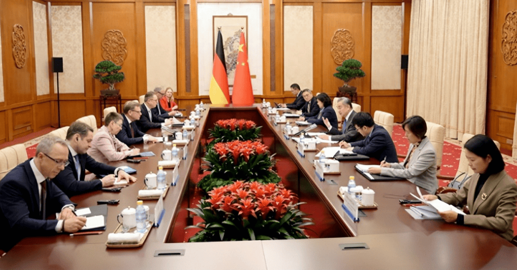 行程结束，德国外长离开北京，临走前提出2个要求，中方态度明确！