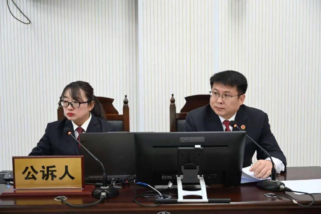 “这辆车不对劲，车厢里咋飘出一股怪味！”｜今晚九点半