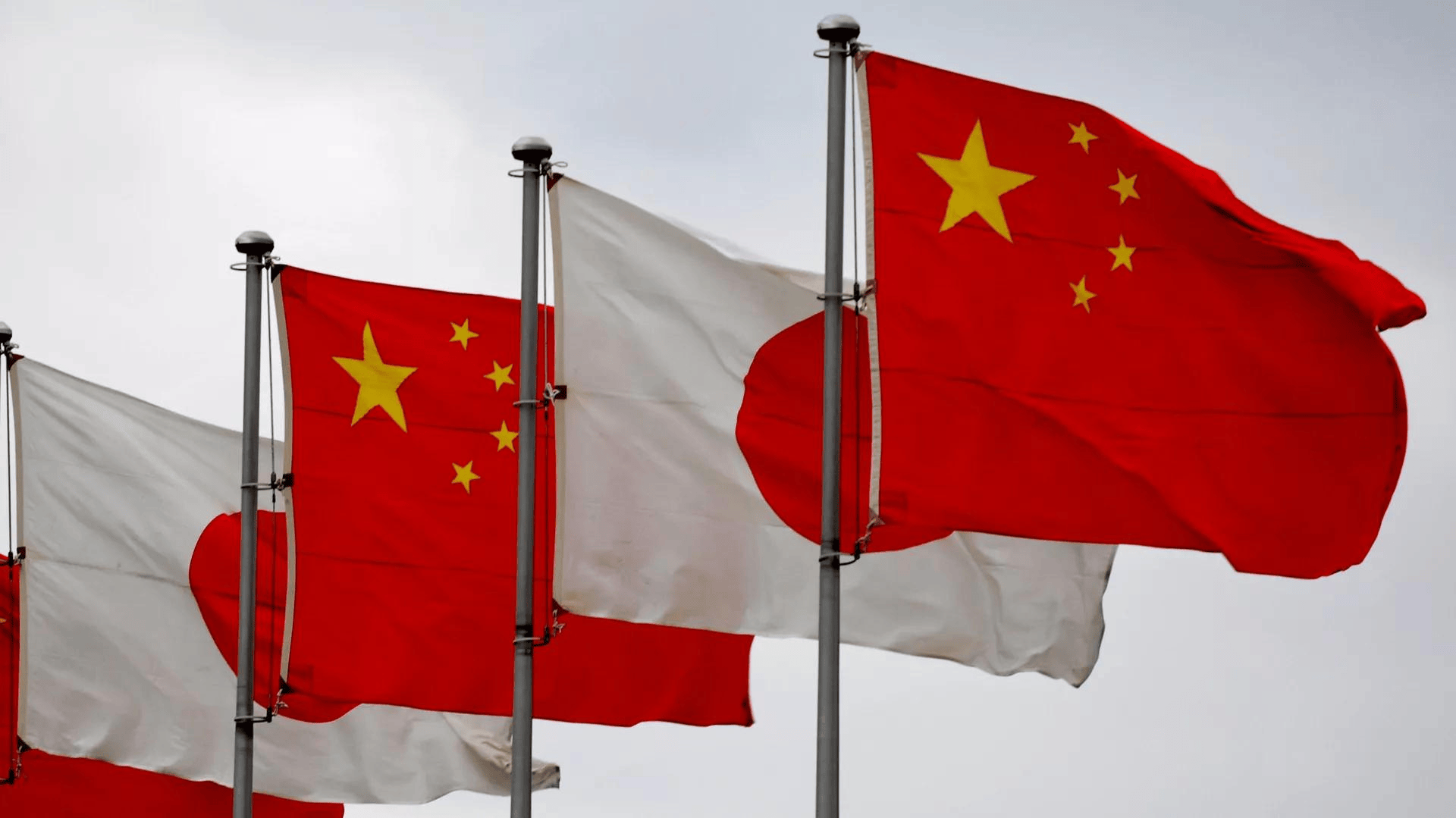 高市早苗硬扛中国两个月，半数日企翻脸：再硬抗下去，没人保障日本安全！