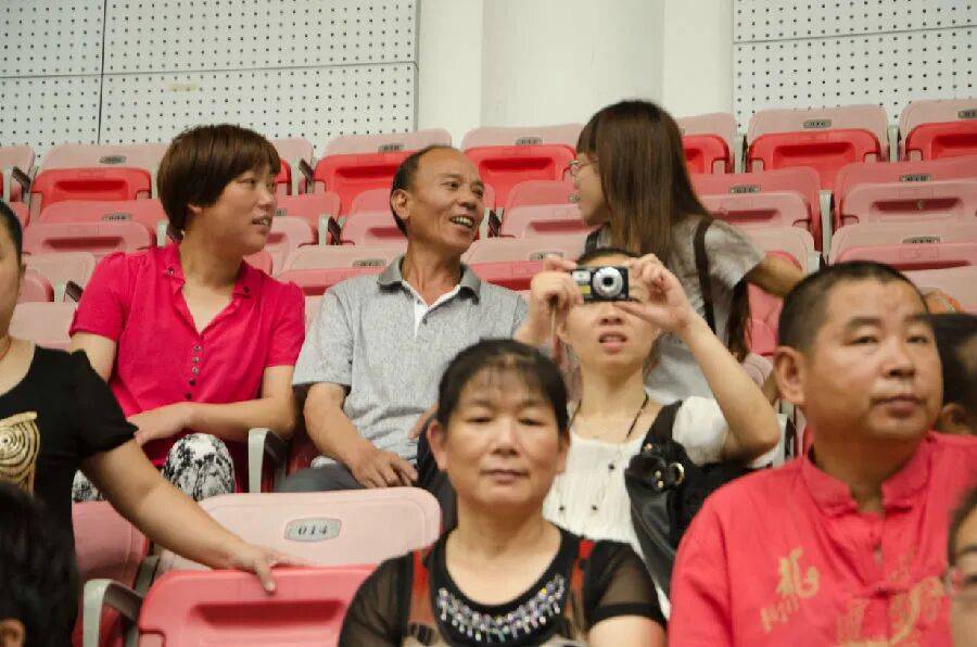 “替英雄同学尽孝”，大学生们坚持15年......