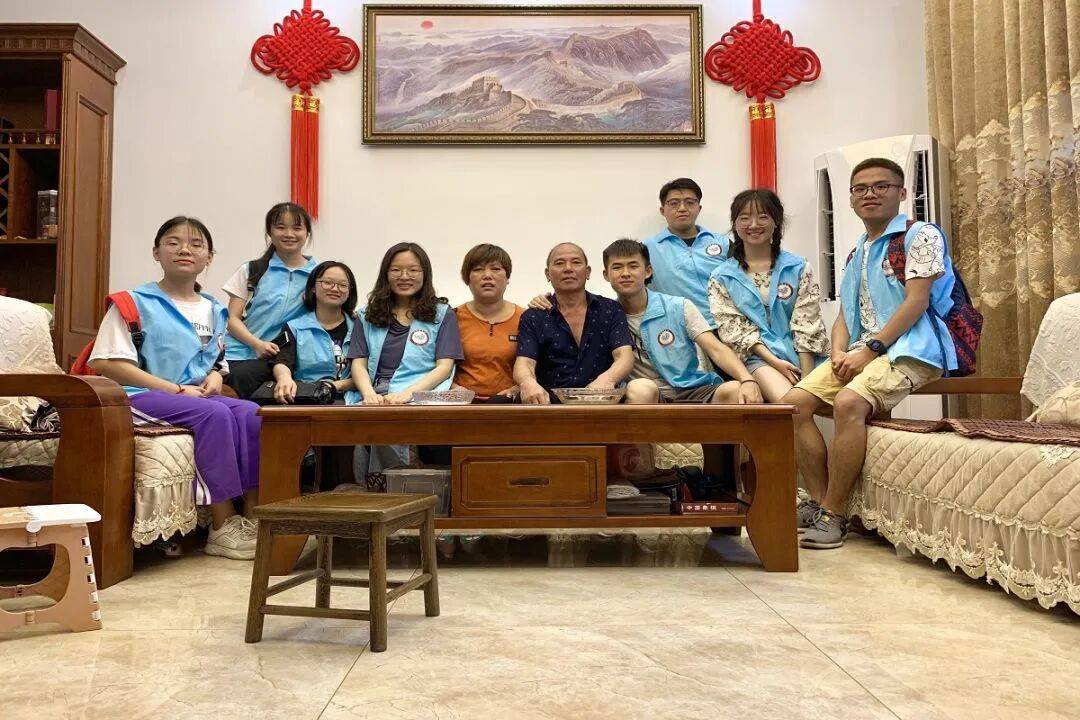 “替英雄同学尽孝”，大学生们坚持15年......