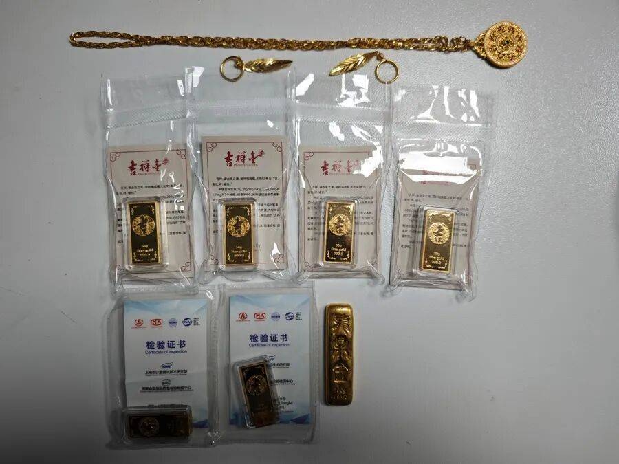 保姆照顾80岁老人不到2个月，偷走其7块金条，还把老人18万现金存自己卡里