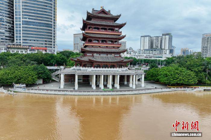 广西南宁：洪水来袭 邕江大堤关闸防洪