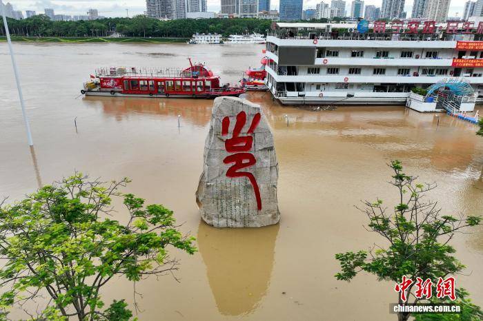 广西南宁：洪水来袭 邕江大堤关闸防洪