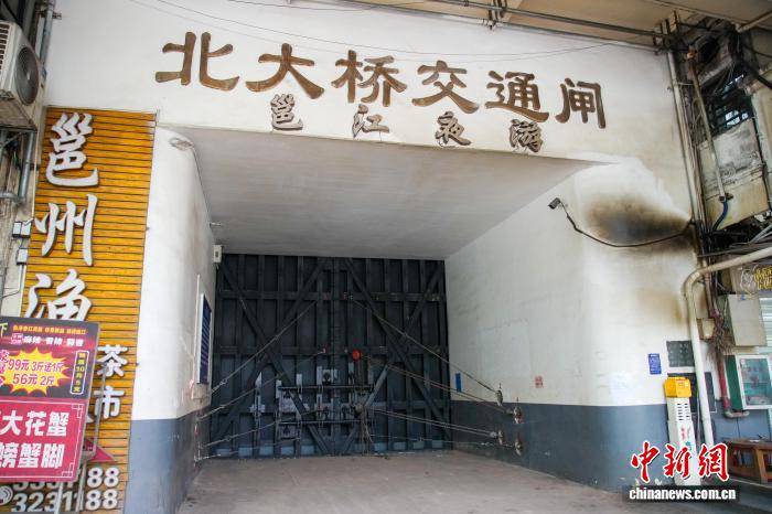 广西南宁：洪水来袭 邕江大堤关闸防洪
