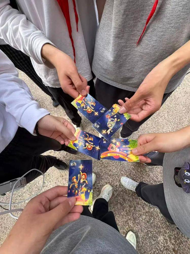 上海一中学组织学生去迪士尼开展活动，学生：学校付费，还组织去过欢乐谷、海洋馆等地